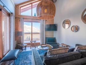 ein Wohnzimmer mit Sofa und Tisch in der Unterkunft Superbe chalet duplex 3* avec prestations hôtelières, pied de pistes, parking, wifi - FR-1-356-378 in Les Avanchers