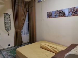 Postel nebo postele na pokoji v ubytování Teratak Dusun NadzYan + 49 fotografií