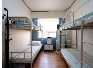 Palanda nebo palandy na pokoji v ubytování Hwaseong Guesthouse + 30 fotografií