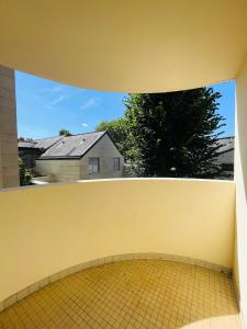 een blik op een gele muur met een tegelvloer bij Casa du Haras in Angers