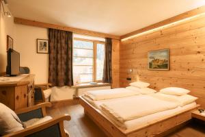 A television and/or entertainment centre at Almi's Berghotel