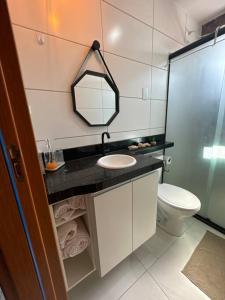 Koupelna v ubytování Acolhedor apto no Bessa + 38 fotografií