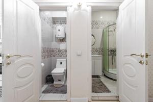 a bathroom with a toilet and a shower and a sink at Уютная квартира рядом с Батырмол in Pavlodar +15 photos