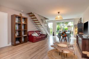 a living room with a red couch and a table at Upton 2 - Arradon Golfe du Morbihan in Arradon