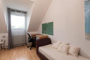 a bedroom with a bed and a desk and a window at Upton 2 - Arradon Golfe du Morbihan in Arradon