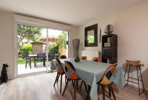 a kitchen and dining room with a table and chairs at Upton 2 - Arradon Golfe du Morbihan in Arradon