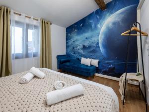 una camera da letto con un murale su un pianeta di La petite Rosée - Vienna authentica a Vienne