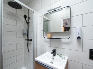 un bagno con lavandino e specchio di La petite Rosée - Vienna authentica a Vienne