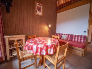 une salle à manger avec une table et un canapé dans l'établissement Valmorel : Duplex cosy au pied des pistes, balcon, animaux admis ! - FR-1-356-299, à Valmorel