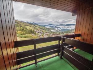 un balcon avec vue sur une montagne dans l'établissement Valmorel : Duplex cosy au pied des pistes, balcon, animaux admis ! - FR-1-356-299, à Valmorel 6 autres photos