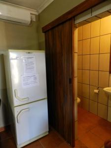Un refrigerador en una cocina al lado de un baño. en Brand Guesthouse, en Colesberg 87 fotos más