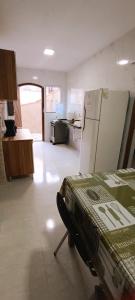 Η κουζίνα ή μικρή κουζίνα στο Casa da praia do Forte Bairro Passagem