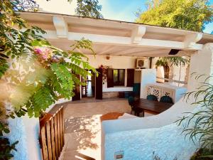un patio al aire libre con mesa y banco en A.I.R. Villa Marinedda, en Isola Rossa