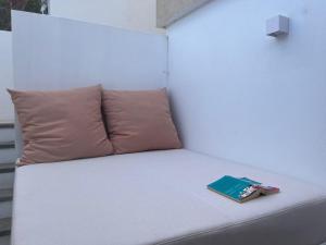 A bed or beds in a room at JUREL, cómodo estudio junto al mar