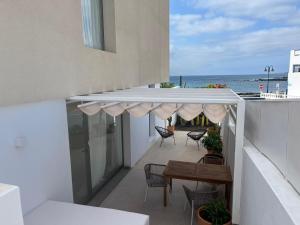 A balcony or terrace at JUREL, cómodo estudio junto al mar