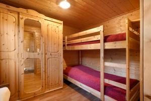 Un dormitorio con dos literas en una cabaña. en Ferienhaus Moritzburg, en Moritzburg
