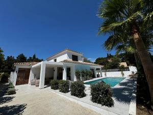 Bazén v ubytování Marbella Bliss - Luxury 4-Bedroom VILLA with Garden, HEATED Private POOL & Jacuzzi, Marbesa near- 5 min to the Cabopino Beach nebo v jeho okolí