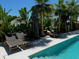 Bazén v ubytování Marbella Bliss - Luxury 4-Bedroom VILLA with Garden, HEATED Private POOL & Jacuzzi, Marbesa near- 5 min to the Cabopino Beach nebo v jeho okolí