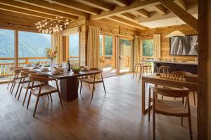 Phong cảnh thiên nhiên gần nhà gỗ