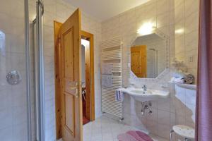 Kúpeľňa v ubytovaní Gästehaus Brantlhof Zimmer und Ferienwohnungen in Going am Wilden Kaiser + 37 fotografií
