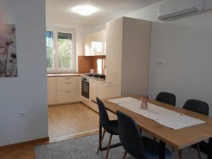 Kuchyň nebo kuchyňský kout v ubytování Apartma Dea + 10 fotografií