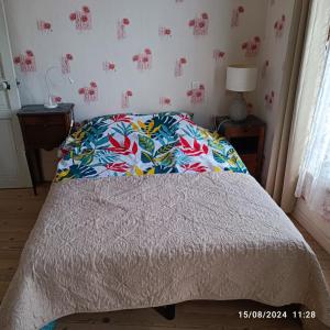 Postel nebo postele na pokoji v ubytování Aux volets bleus