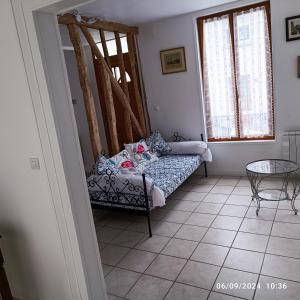 Postel nebo postele na pokoji v ubytování Aux volets bleus