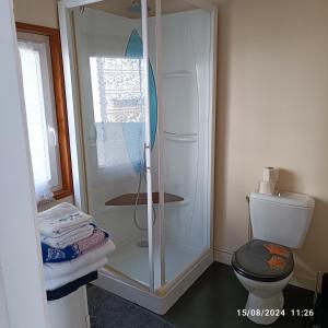Koupelna v ubytování Aux volets bleus