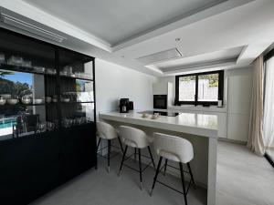 Fotografie z fotogalerie ubytování Marbella Bliss - Luxury 4-Bedroom VILLA with Garden, HEATED Private POOL & Jacuzzi, Marbesa near- 5 min to the Cabopino Beach v destinaci Marbella