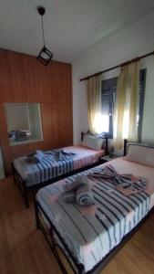 two beds in a hotel room at Grey house in Samos