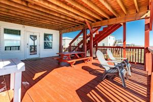 Μπαλκόνι ή βεράντα στο Unobstructed Oceanfront SEA TURTLE Unit 2 Beach Pad!