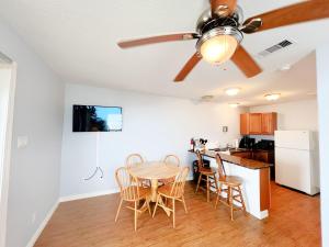 Η κουζίνα ή μικρή κουζίνα στο Unobstructed Oceanfront SPECKLED TROUT Unit 5 Beach Pad! +23 φωτογραφίες