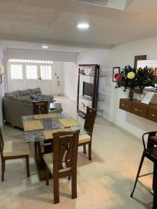 Posezení v ubytování Apartamento confortable, cerca a la Basílica + 10 fotografií