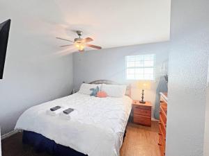 Ένα ή περισσότερα κρεβάτια σε δωμάτιο στο Unobstructed Oceanfront SEA OTTER Unit 4 Beach Pad!