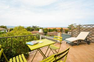 a patio with a table and chairs on a balcony at Belle Viste - Boutique Apartments in Bettolle