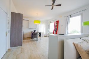 a kitchen and living room with a ceiling fan at Belle Viste - Boutique Apartments in Bettolle