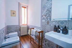 a bathroom with two sinks and a mirror at Belle Viste - Boutique Apartments in Bettolle