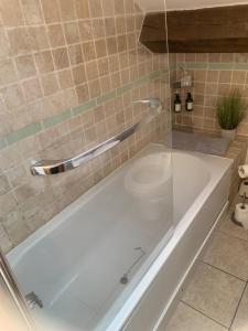 Koupelna v ubytování Fryers Cottage Wirksworth, a traditional yet stylish 2-bedroom Peak District cottage + 29 fotografií