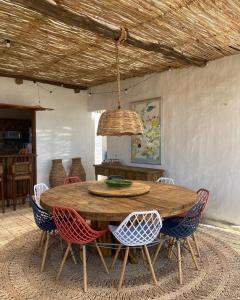 a wooden table with chairs and a ceiling at Casa Monã in Maceio