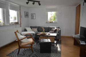 モンシャウにあるFerienhaus Familie Sommerのソファとテーブルのあるリビングルーム