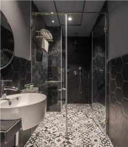 Koupelna v ubytování Hotel B plus L
