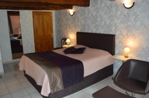 ein Schlafzimmer mit einem Bett, einem Schreibtisch und einem Stuhl in der Unterkunft Le Moulin au Fil de l'Eau in Verseilles-le-Bas