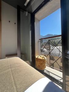 Camera con letto e finestra con vista di Yomo Petit Paris a Encamp