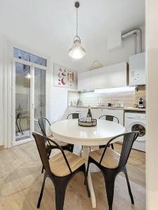 Kuchyň nebo kuchyňský kout v ubytování NOUVEAU - Appartement 100m2 avec Terrasse à 1 min de la Place de la Comédie