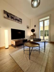 TV a/nebo společenská místnost v ubytování NOUVEAU - Appartement 100m2 avec Terrasse à 1 min de la Place de la Comédie