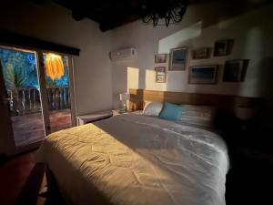 ein Schlafzimmer mit großem Bett und Fenster in der Unterkunft Almarena, tu casa en Punta del Este in Manantiales + 45 Fotos