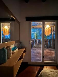 ein Schlafzimmer mit einer Tür mit Blick auf eine Terrasse in der Unterkunft Almarena, tu casa en Punta del Este in Manantiales