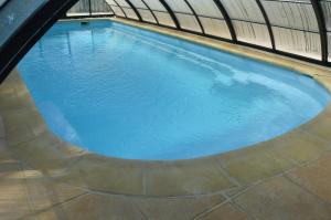 einen Blick über einen großen Pool in der Unterkunft Le Moulin au Fil de l'Eau in Verseilles-le-Bas