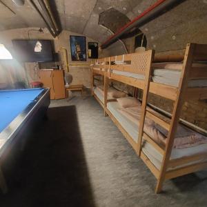 Posteľ alebo postele v izbe v ubytovaní Whole Basement former Pub2 for stag do, men's cave