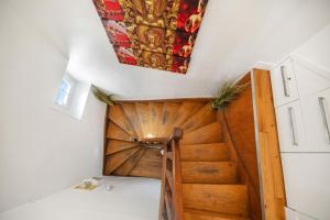 Zimmer mit einer Holztür und einer Decke in der Unterkunft Marais Rooftop Apartment in Paris + 4 Fotos